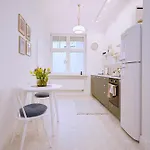 شقة Modern Pastel Victus Close To The Railway Station By Renters