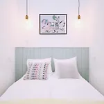 Modern Pastel Victus Close To The Railway Station By Renters سوبوت