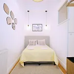 Modern Pastel Victus Close To The Railway Station By Renters شقة سوبوت