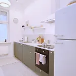 Modern Pastel Victus Close To The Railway Station By Renters شقة