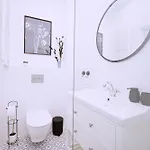 Modern Pastel Victus Close To The Railway Station By Renters شقة *