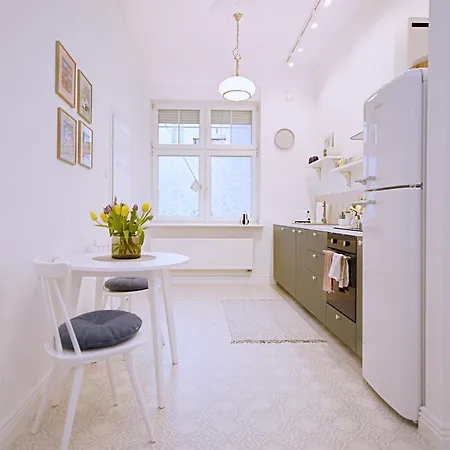 Daire Modern Pastel Victus Close To The Railway Station By Renters