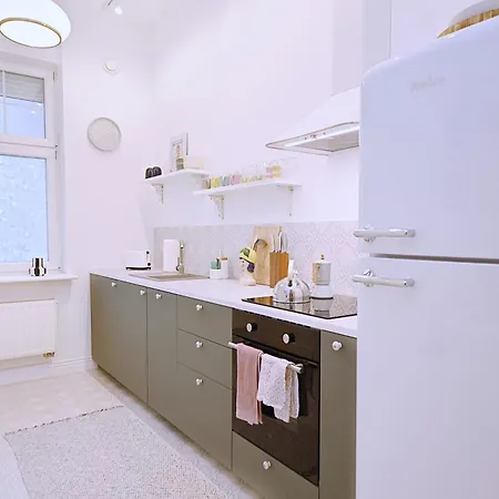 Modern Pastel Victus Close To The Railway Station By Renters Daire