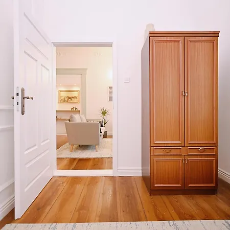 Modern Pastel Victus Close To The Railway Station By Renters شقة سوبوت