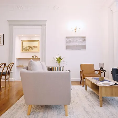 Modern Pastel Victus Close To The Railway Station By Renters شقة