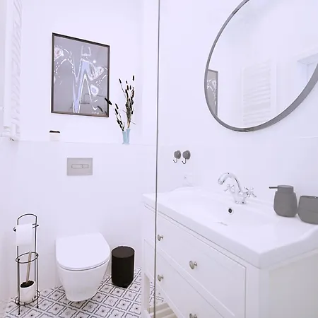 Modern Pastel Victus Close To The Railway Station By Renters Daire *